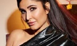 ब्लैक लेदर ड्रेस में कैटरीना कर रहीं फिल्म का प्रमोशन