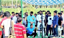 उधार लिए सामान के मांगे पैसे तो पूर्व प्रधान ने महिला से किया ऐसा काम