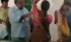 नॉनस्टॉप जूते चप्पल बरसाकर महिलाओं ने उतारा गुरूजी का आशिकी का भूत नॉनस्टॉप जूते चप्पल बरसाकर महिलाओं ने उतारा गुरूजी का आशिकी का भूत