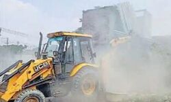 ले लिए 10 लाख- फिर भी ड्रग तस्कर के मकान पर चल गया बुलडोजर ले लिए 10 लाख- फिर भी ड्रग तस्कर के मकान पर चल गया बुलडोजर