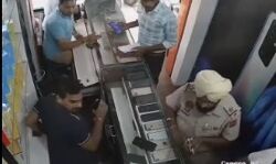 लोगों को रिवाल्वर दिखा रहे एएसआई की पिस्टल से चली गोली और हो गई.. लोगों को रिवाल्वर दिखा रहे एएसआई की पिस्टल से चली गोली और हो गई..