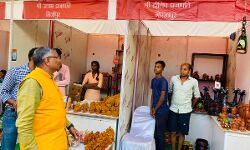 मिनिस्टर ने मेले में पहुंचकर की खरीददारी- दिया उत्पादों को बढ़ावा मिनिस्टर ने मेले में पहुंचकर की खरीददारी- दिया उत्पादों को बढ़ावा