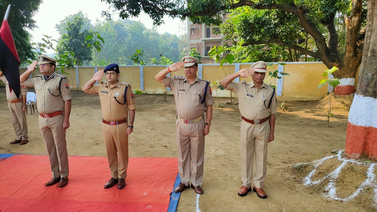 पुलिस स्मृति दिवस पर डीआईजी एवं एसपी ने शहीदों को किया नमन