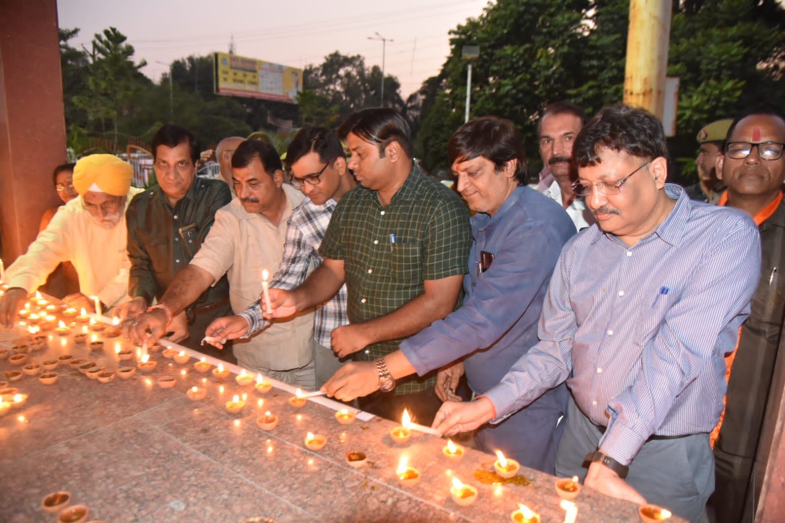 कोरोना योद्धा व शहीद सैनिकों की स्मृति में शहीद स्मारक पर जलाये गये दीपक