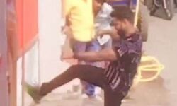 लात मारकर मंदिर का दरवाजा खोलने वाले एक्टर की अब हवा ख्सिकी