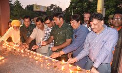 कोरोना योद्धा व शहीद सैनिकों की स्मृति में शहीद स्मारक पर जलाये गये दीपक कोरोना योद्धा व शहीद सैनिकों की स्मृति में शहीद स्मारक पर जलाये गये दीपक