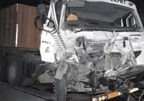 ट्रेलर से हुई भिड़ंत में बस के परखच्चे उड़े-15 यात्रियों की मौत