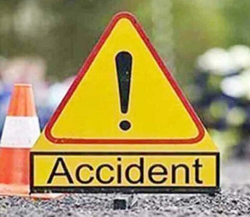 फर्राटा भर रही कार बनी आग का गोला- पुलिस ने ऐसे बचाई 4 की जान फर्राटा भर रही कार बनी आग का गोला- पुलिस ने ऐसे बचाई 4 की जान
