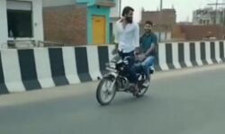 स्टंट के चक्कर में सर्कस के कलाकार बने युवा-हाईवे पर ऐसे दौड़ाई बाइक स्टंट के चक्कर में सर्कस के कलाकार बने युवा-हाईवे पर ऐसे दौड़ाई बाइक