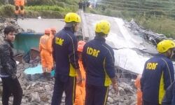 भूस्खलन के बाद पहाड़ से गिरे बोल्डर्स ने मचाया कोहराम-चार लोगों की मौत भूस्खलन के बाद पहाड़ से गिरे बोल्डर्स ने मचाया कोहराम-चार लोगों की मौत