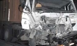 ट्रेलर से हुई भिड़ंत में बस के परखच्चे उड़े-15 यात्रियों की मौत