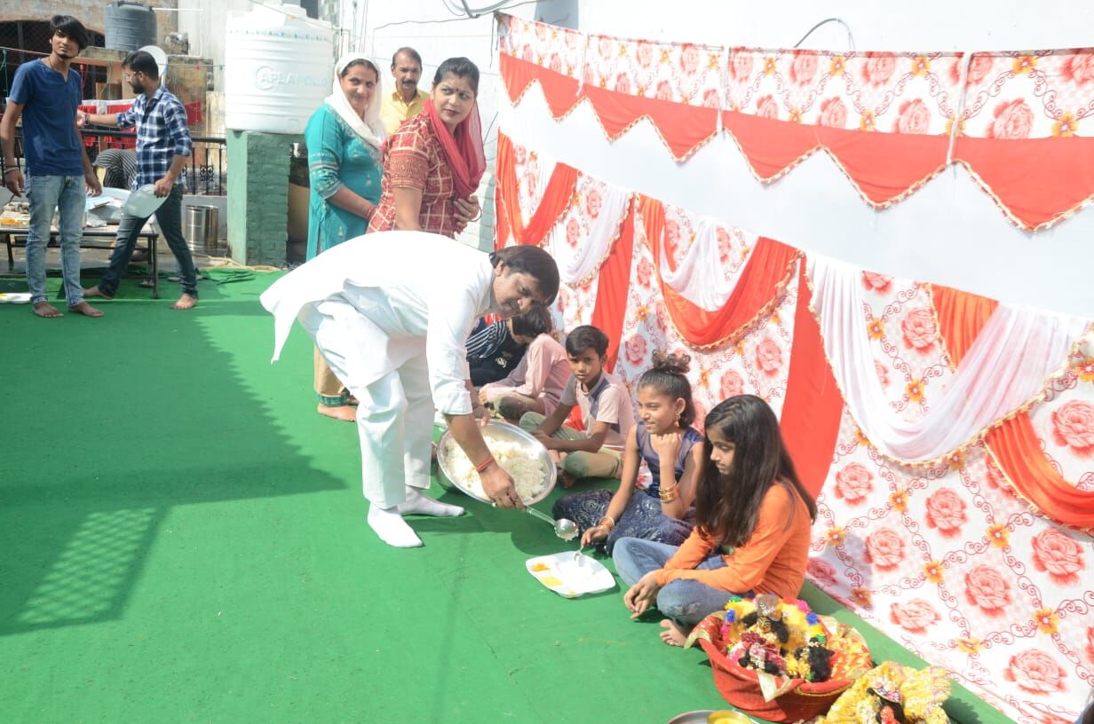 मनीष चौधरी ने किया भंडारे का आयोजन- लोगों ने किया प्रसाद ग्रहण