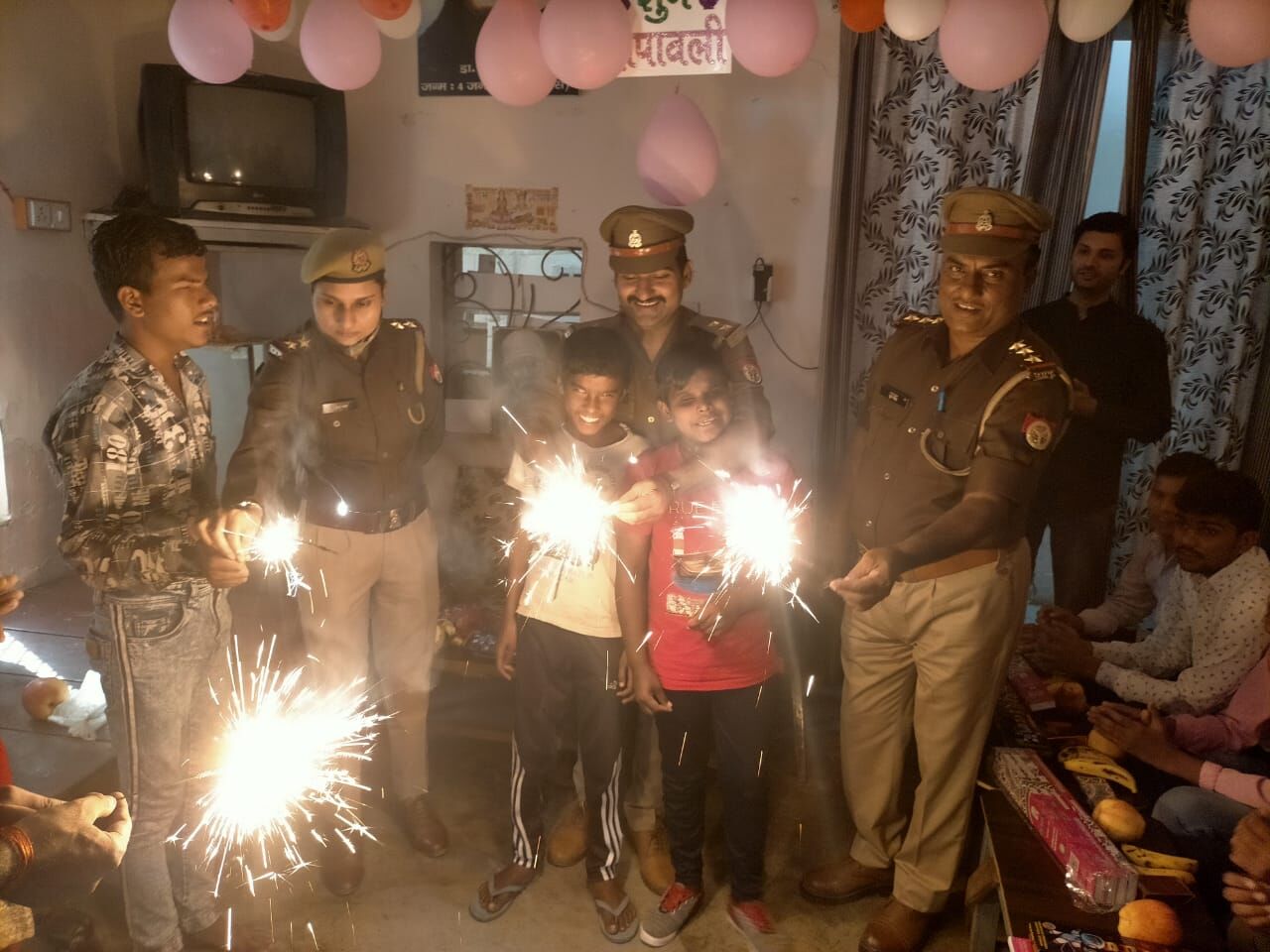 गरीबों की दीपावली का उजाला बनी पुलिस- बांटी मिठाई, फल और पटाखे