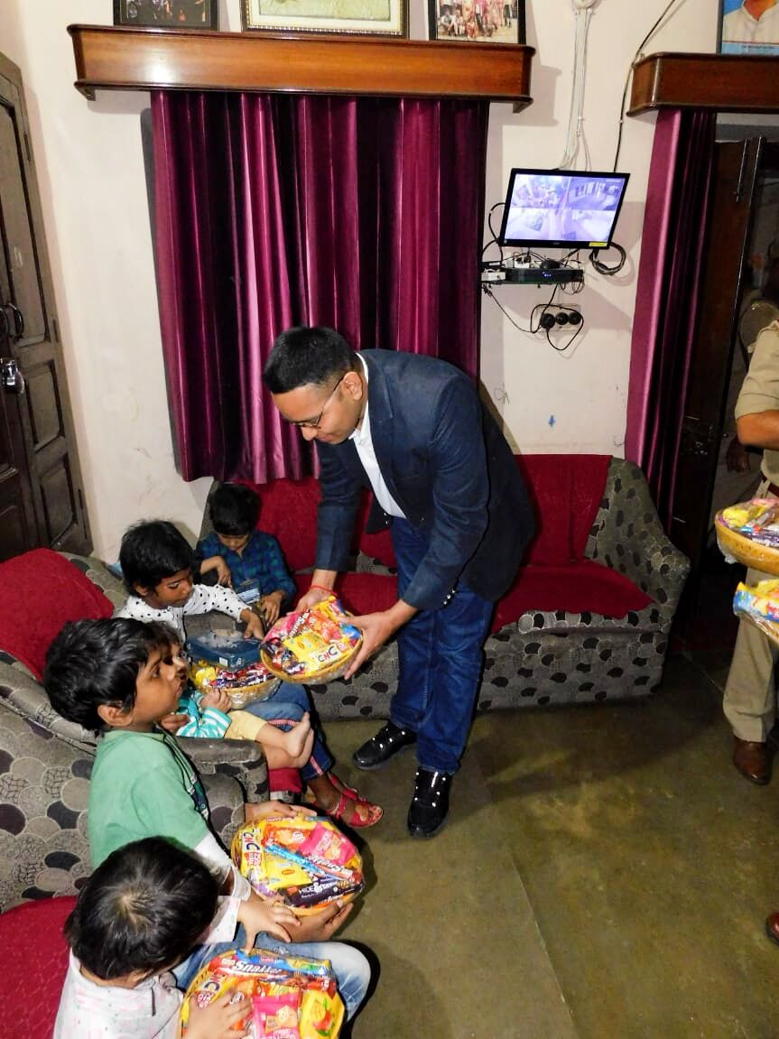 बच्चों के संग दिवाली मनाने पहुंचे SSP विनीत- जनपदवासियों से भी की अपील