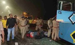 एक्सप्रेस वे पर बस ट्रक टक्कर में 4 की मौत, 40 घायल