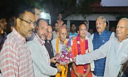 प्रमोद तिवारी ने पीसीएस टॉपर को किया सम्मानित