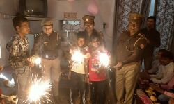 गरीबों की दीपावली का उजाला बनी पुलिस- बांटी मिठाई, फल और पटाखे गरीबों की दीपावली का उजाला बनी पुलिस- बांटी मिठाई, फल और पटाखे