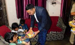 बच्चों के संग दिवाली मनाने पहुंचे SSP विनीत- जनपदवासियों से भी की अपील बच्चों के संग दिवाली मनाने पहुंचे SSP विनीत- जनपदवासियों से भी की अपील