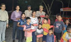 कप्तान अभिषेक ने पहुंचकर जगमगाई गरीबों की दिवाली- चेहरों पर दिखी मुस्कान कप्तान अभिषेक ने पहुंचकर जगमगाई गरीबों की दिवाली- चेहरों पर दिखी मुस्कान