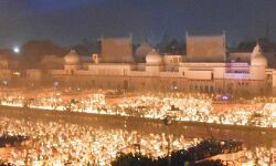 गिनीज बुक में फिर दर्ज हुयी अयोध्या, सर्वाधिक दीये जलने का अपना ही रिकार्ड तोड़ा गिनीज बुक में फिर दर्ज हुयी अयोध्या, सर्वाधिक दीये जलने का अपना ही रिकार्ड तोड़ा