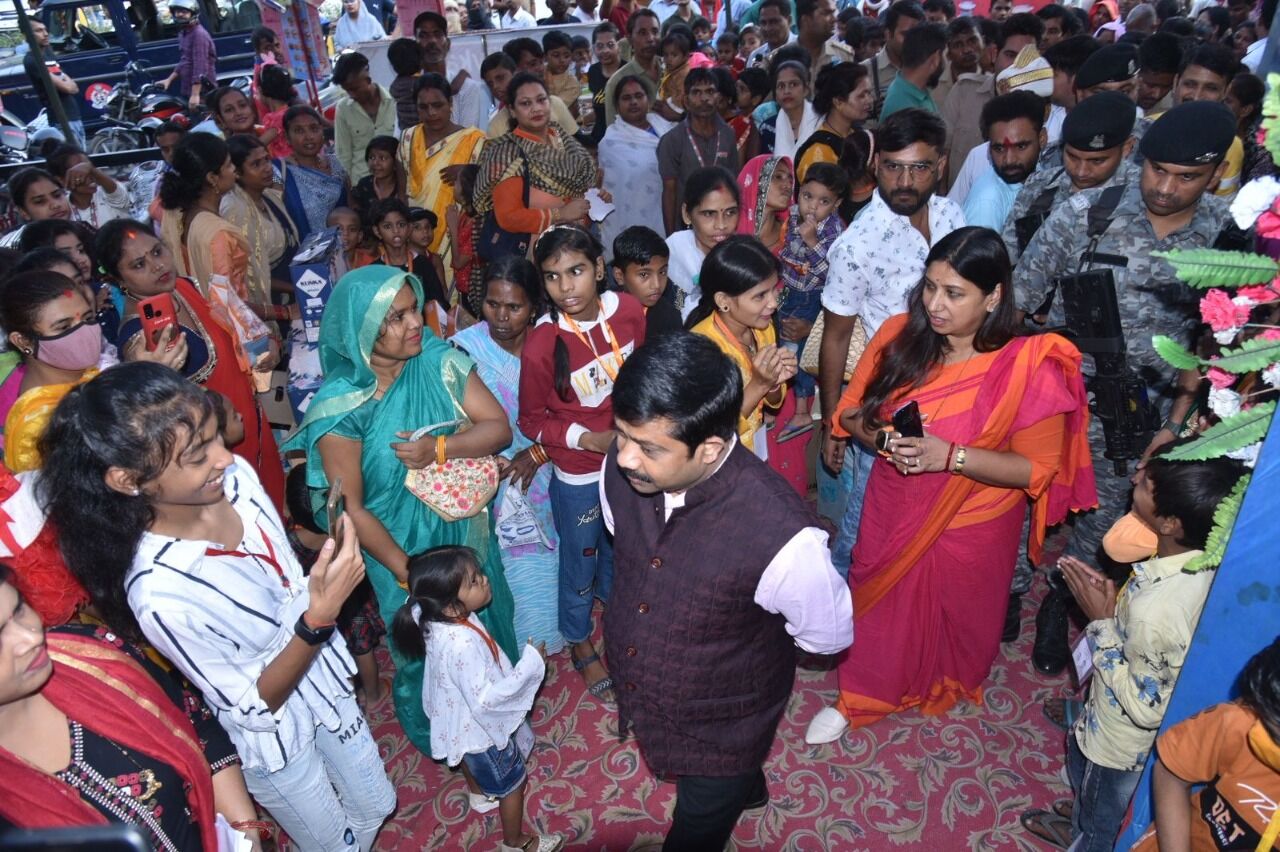 मंत्री नंद गोपाल ने गरीब महिलाओं और बच्चों को दिया दीवाली का गिफ्ट