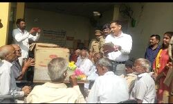 दीपावली- बुजुर्गों के बीच पहुंचे कप्तान तो मिला आर्शीवाद और दुआएं दीपावली- बुजुर्गों के बीच पहुंचे कप्तान तो मिला आर्शीवाद और दुआएं