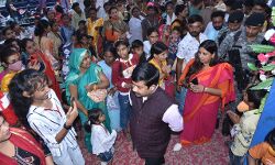 मंत्री नंद गोपाल ने गरीब महिलाओं और बच्चों को दिया दीवाली का गिफ्ट