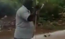 मुंह में सिगरेट दबाकर रॉकेट छोड रहा अधेड़- IFS अधिकारी ने लिखी यह बात