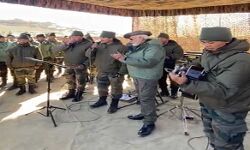 जवानों के बीच पहुंचे मोदी बोले, दीपावली आतंक के अंत का उत्सव जवानों के बीच पहुंचे मोदी बोले, दीपावली आतंक के अंत का उत्सव