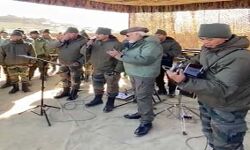 जवानों के बीच पहुंचे मोदी बोले, दीपावली आतंक के अंत का उत्सव जवानों के बीच पहुंचे मोदी बोले, दीपावली आतंक के अंत का उत्सव