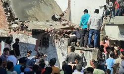 विस्फोट से दो मंजिला मकान हुआ जमींदोज- एक की मौत- अन्य भर्ती विस्फोट से दो मंजिला मकान हुआ जमींदोज- एक की मौत- अन्य भर्ती