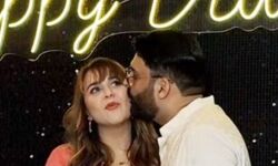 कपिल शर्मा ने किया गिन्नी को KISS- फैन बोला शर्मा जी शरमा गये कपिल शर्मा ने किया गिन्नी को KISS- फैन बोला शर्मा जी शरमा गये