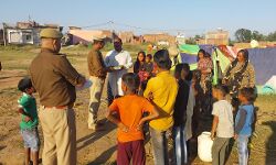 गरीब परिवारों में जाकर स्पेशल दिवाली मना रही है पुलिस गरीब परिवारों में जाकर स्पेशल दिवाली मना रही है पुलिस