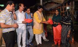 मनीष चौधरी ने गरीब परिवारों के बीच रहकर बांटी दीपावली की खुशियां मनीष चौधरी ने गरीब परिवारों के बीच रहकर बांटी दीपावली की खुशियां