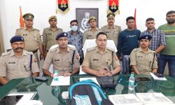 खुलासे का चौका मारते हुए बड़ेघर पहुंचाया आरोपी- लाखों की रकम बरामद खुलासे का चौका मारते हुए बड़ेघर पहुंचाया आरोपी- लाखों की रकम बरामद