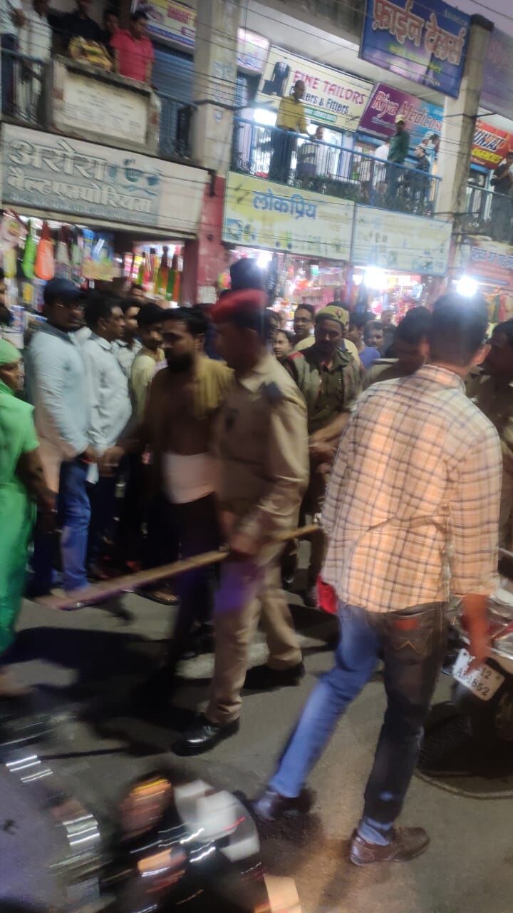 कोर्ट रोड पर दिनदहाड़े चली लड़ाई मारधाड़ से भरपूर फिल्म- कई दबोचे