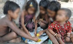 शरीर से कपड़े ओझल- मासूमों की भूख- बहुत कुछ बयां करती है यह  तस्वीर