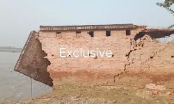 नदी ने किया कटान तो ऐसे भरभराकर पानी में समा गया मकान