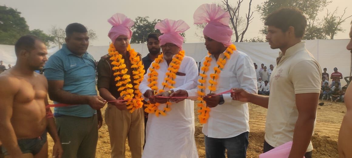 दंगल का फीता काटकर किया शुभारंभ- खालिद को कमेटी ने किया सम्मानित