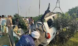 बिजली के खंभे से टकराई तेज रफ्तार कार- चली गई 6 लोगों की जान बिजली के खंभे से टकराई तेज रफ्तार कार- चली गई 6 लोगों की जान