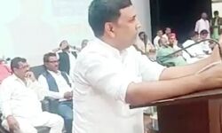 मंत्री के पैर छूने की कीमत पुराने कार्यकर्ता के लिए 26 हजार व् नए के.. मंत्री के पैर छूने की कीमत पुराने कार्यकर्ता के लिए 26 हजार व् नए के..