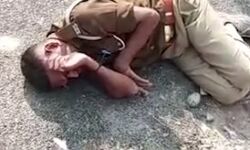 नशे में टल्ली सिपाही ने सड़क पर लगाया बिस्तर-वीडियो बनाने वालों के छीने.. नशे में टल्ली सिपाही ने सड़क पर लगाया बिस्तर-वीडियो बनाने वालों के छीने..