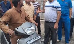 इस मामले को लेकर थाने के बाहर धरने पर बैठे BJP नेता