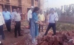 निरीक्षण के दौरान हाथ में ईट उठाकर बोली डीएम मैं छोडूंगी नहीं निरीक्षण के दौरान हाथ में ईट उठाकर बोली डीएम मैं छोडूंगी नहीं