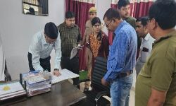 डीएम की छापेमारी से मचा हड़कंप-थोक में गैरहाजिर मिले कर्मचारी और अफसर
