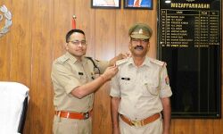 दरोगा से प्रोन्नत मोटर परिवहन इस्पेक्टर को एसएसपी ने लगाए सितारे दरोगा से प्रोन्नत मोटर परिवहन इस्पेक्टर को एसएसपी ने लगाए सितारे