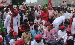 पूर्व सपा विधायक की गिरफ्तारी के विरोध में सड़क पर उतरे समाजवादी