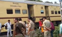 ट्रैक पर दौड़ रही एक्सप्रेस ट्रेन हुई बेपटरी-यात्रियों में मचा हड़कंप