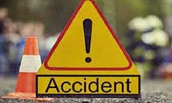 तेज रफ्तार बाइक विद्युत पोल से टकराई- तीन युवकों की मौत तेज रफ्तार बाइक विद्युत पोल से टकराई- तीन युवकों की मौत