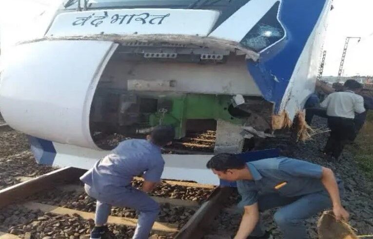 फिर दुर्घटनाग्रस्त हुई वंदे भारत एक्सप्रेस- इस बार बनी गाय का निशाना फिर दुर्घटनाग्रस्त हुई वंदे भारत एक्सप्रेस- इस बार बनी गाय का निशाना